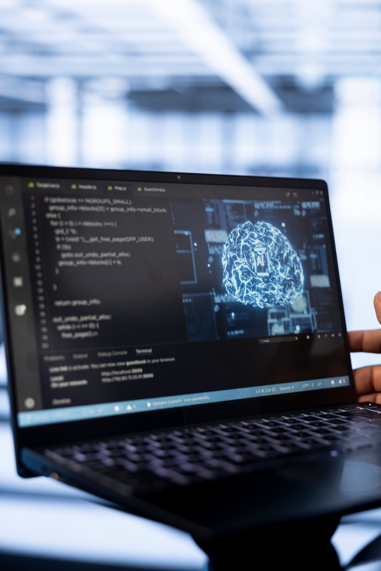 cientifico-informatico-usando-una-computadora-portatil-en-el-centro-de-datos-actualizando-la-ia