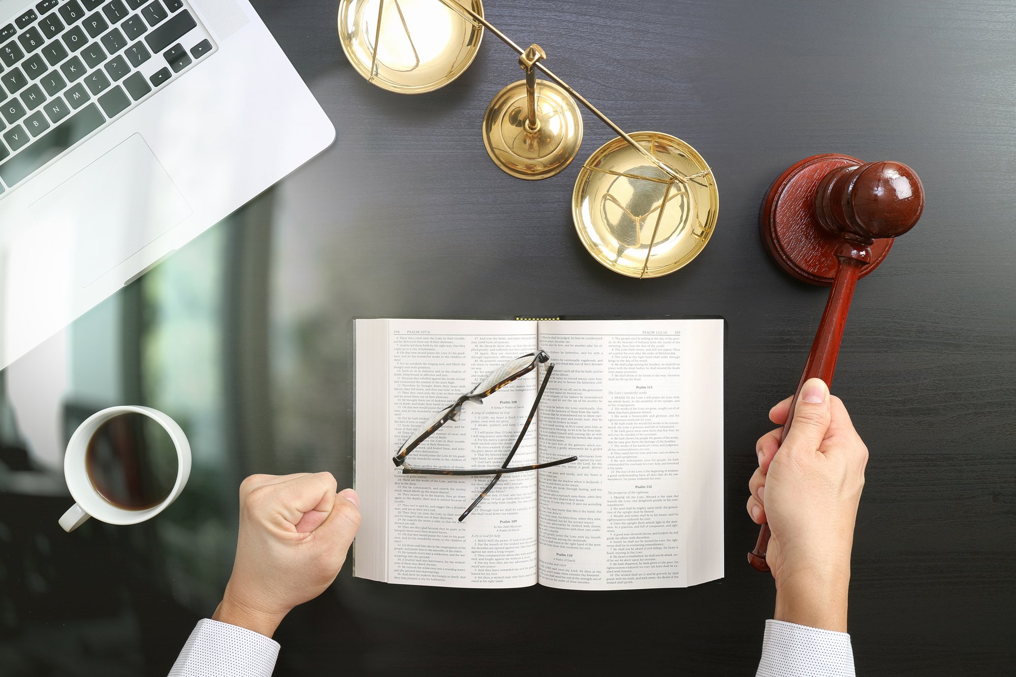 concepto-de-justicia-y-derecho-vista-superior-de-la-mano-del-juez-masculino-en-una-sala-de-audiencias-con-la-escala-de-mazo-y-laton concepto-de-justicia-y-derecho-vista-superior-de-la-mano-del-juez-masculino-en-una-sala-de-audiencias-con-la-escala-de-mazo-y-laton